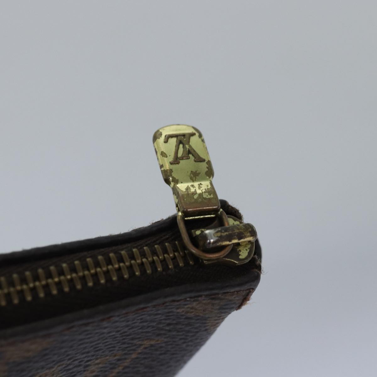 Monogram Pochette -tarvikepussi