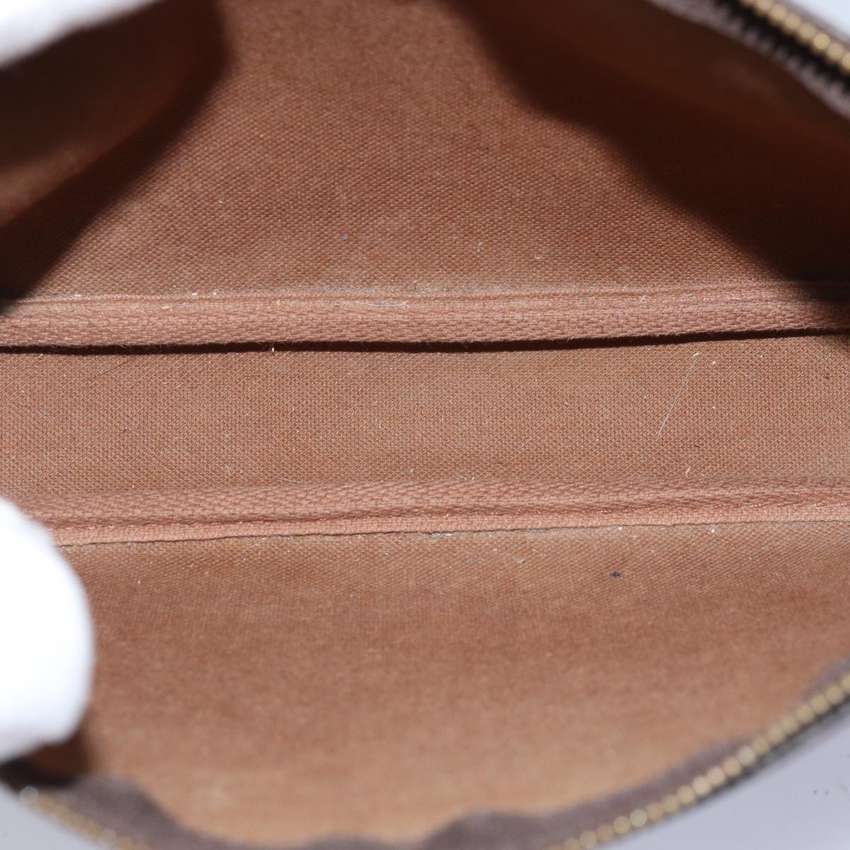 Monogram Pochette -tarvikepussi