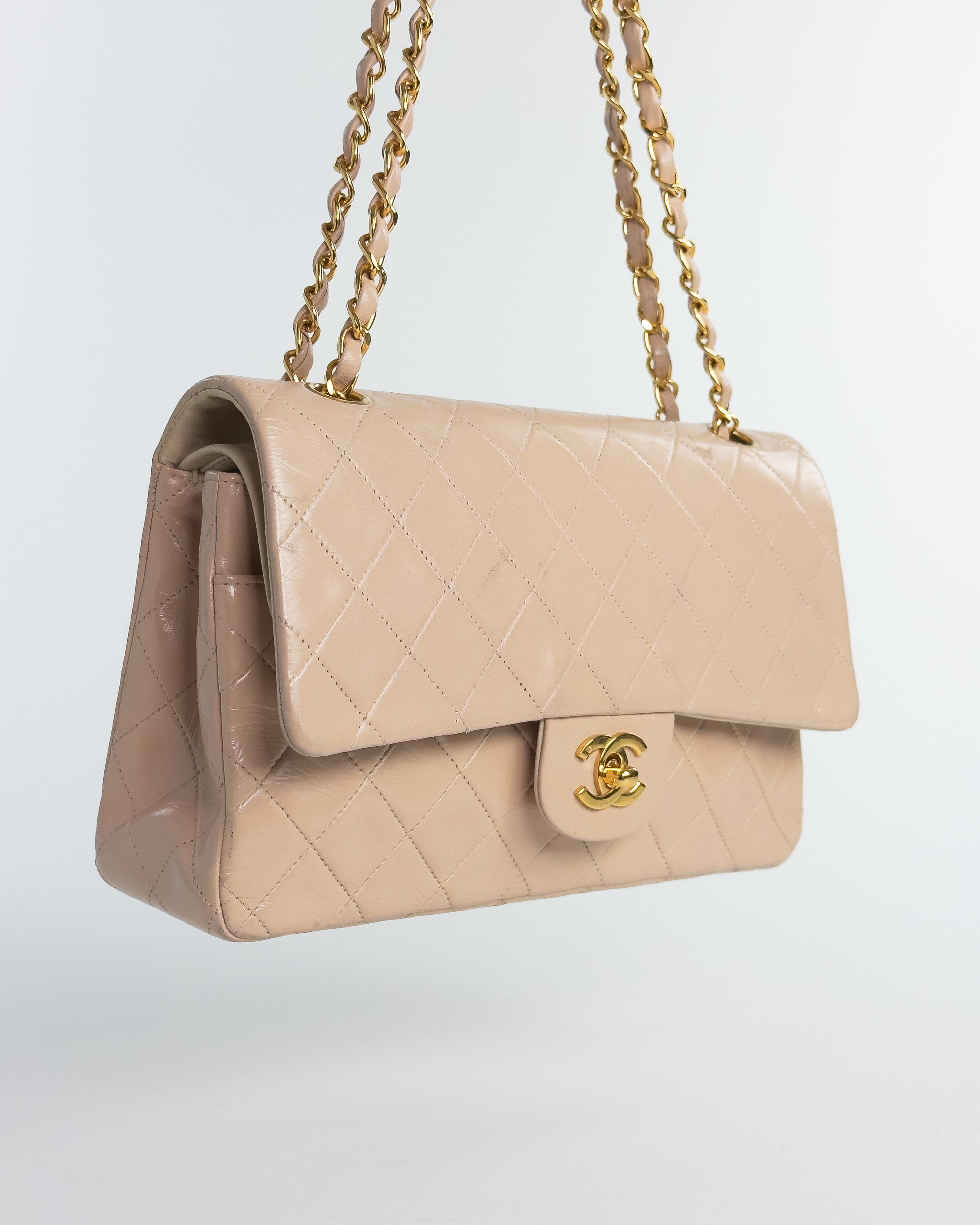 Handla Chanel Classic Matelasse 25 Chain Flap Bag Lamb Skin Beige online | Smidigt och enkelt på nätet - Merchsweden |