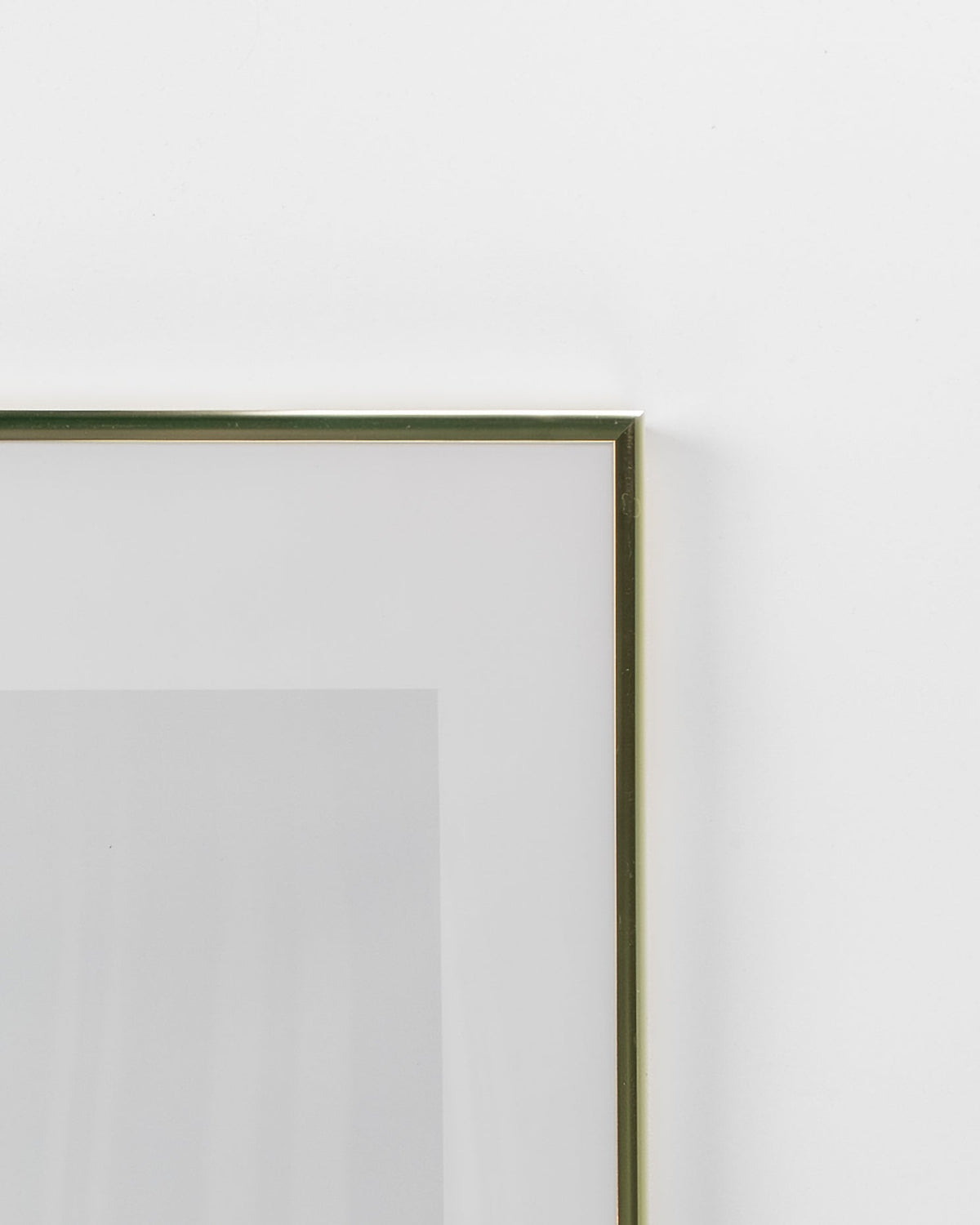 Närbild på hörnet och profilen på guldfärgad aluminiumram 50x70 cm