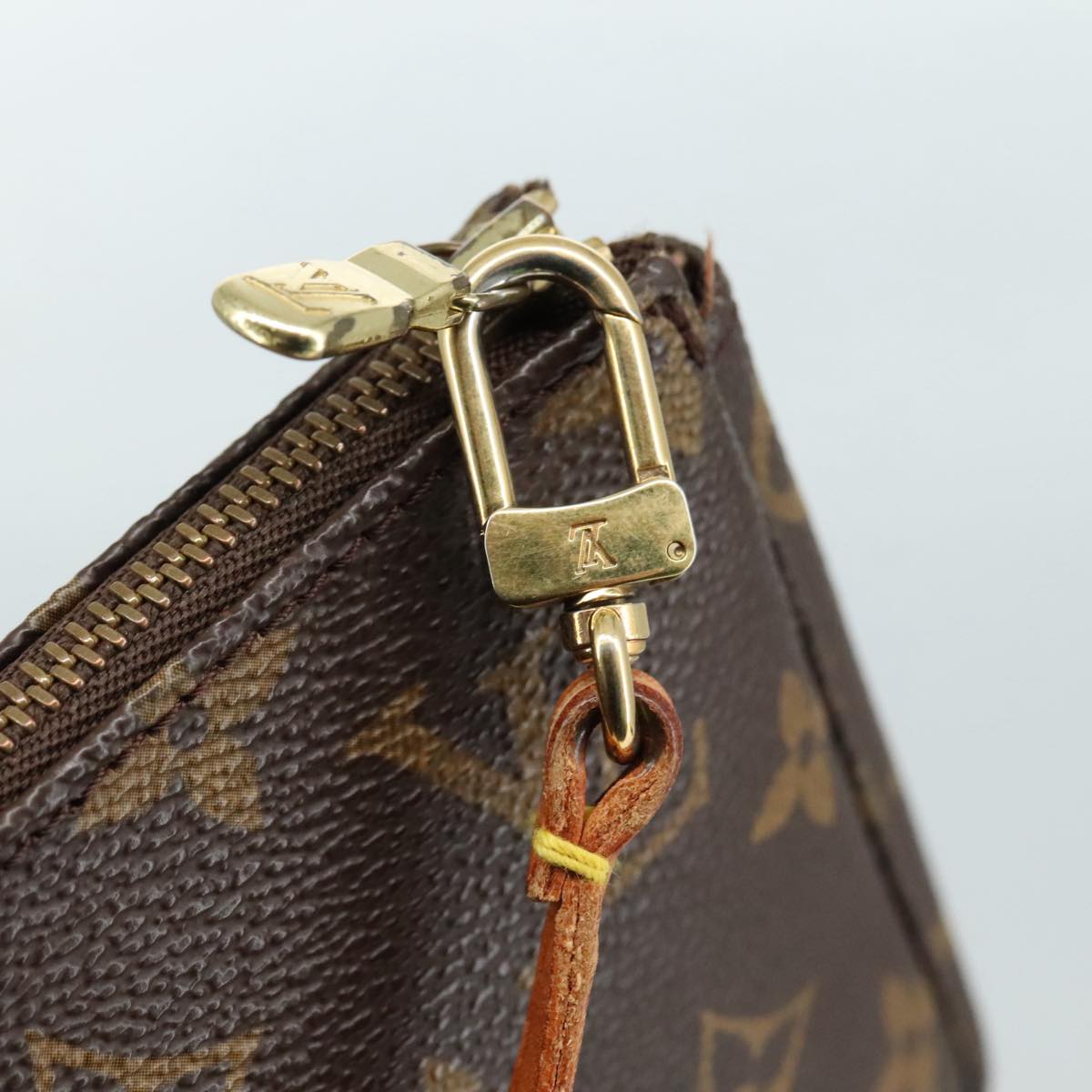 Monogram Pochette -tarvikepussi