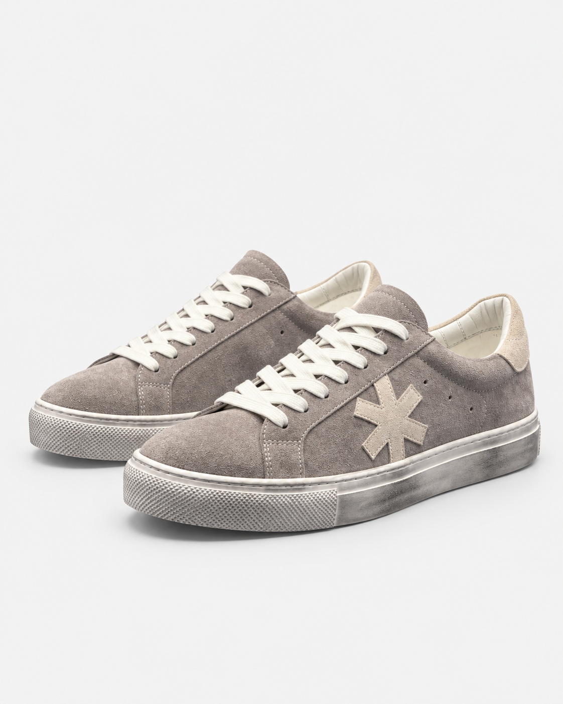 Sundre 01 Grey Suede – ett par sett snett framifrån