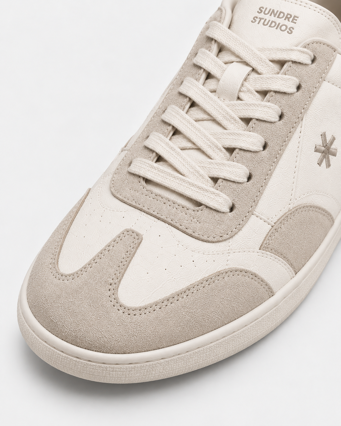 Sundre 02 Beige från Sundre Studios – tåparti och materialdetaljer