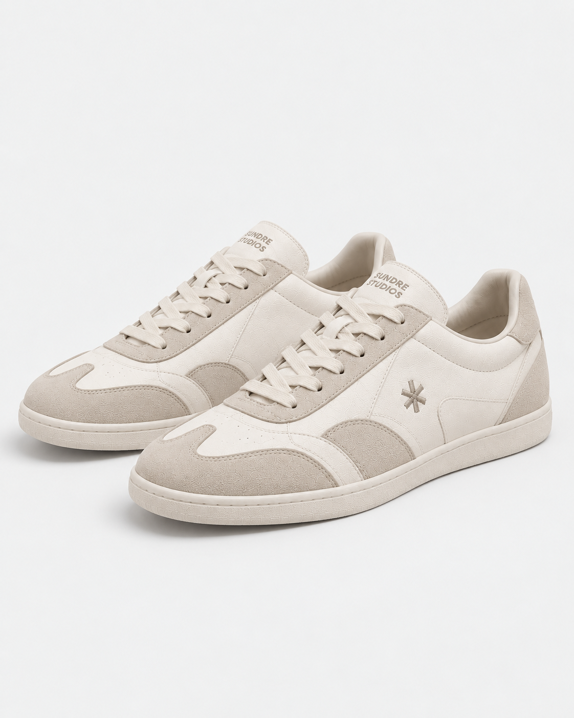 Sundre 02 Beige från Sundre Studios – ett par sett snett framifrån