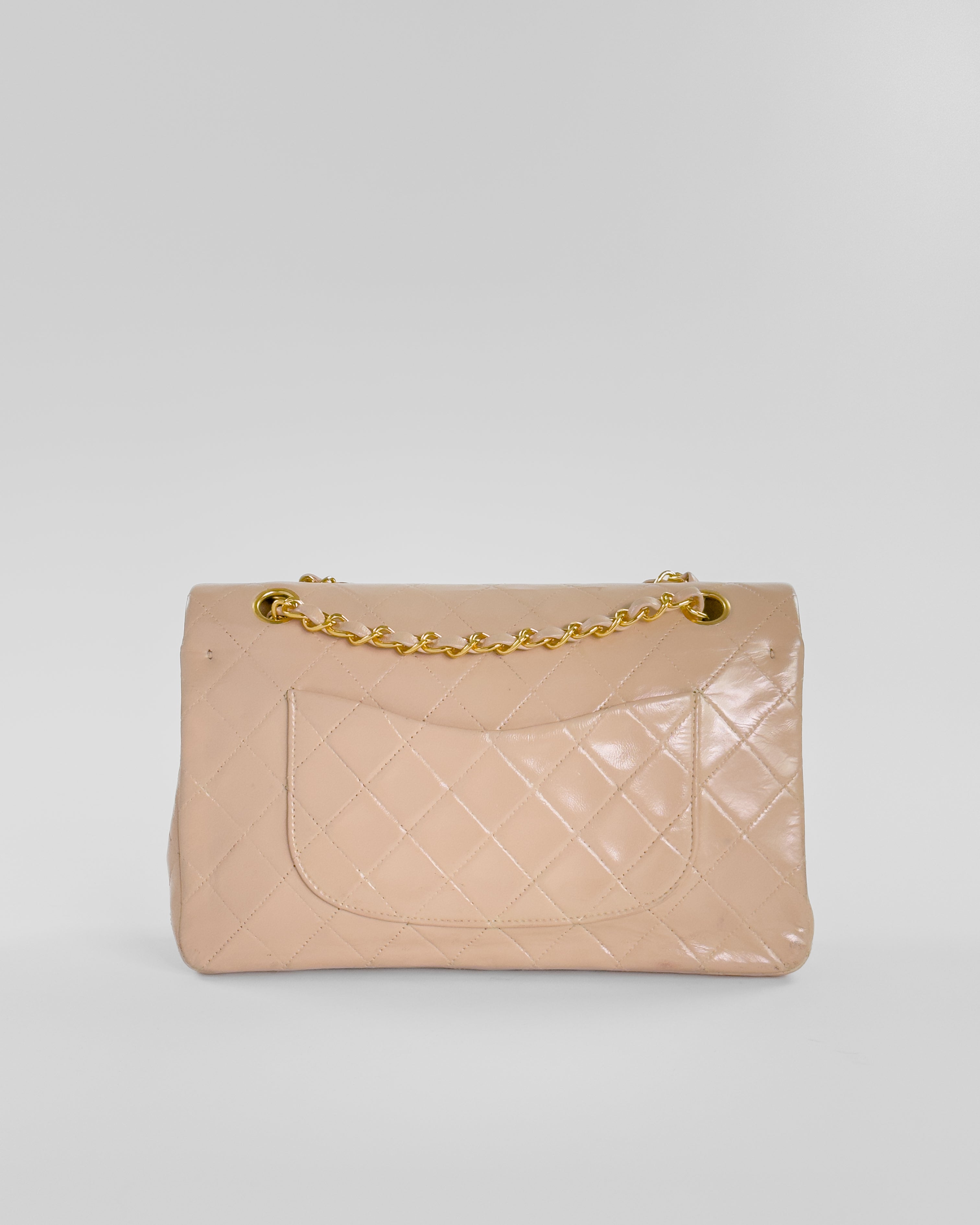 Handla Chanel Classic Matelasse 25 Chain Flap Bag Lamb Skin Beige online | Smidigt och enkelt på nätet - Merchsweden |