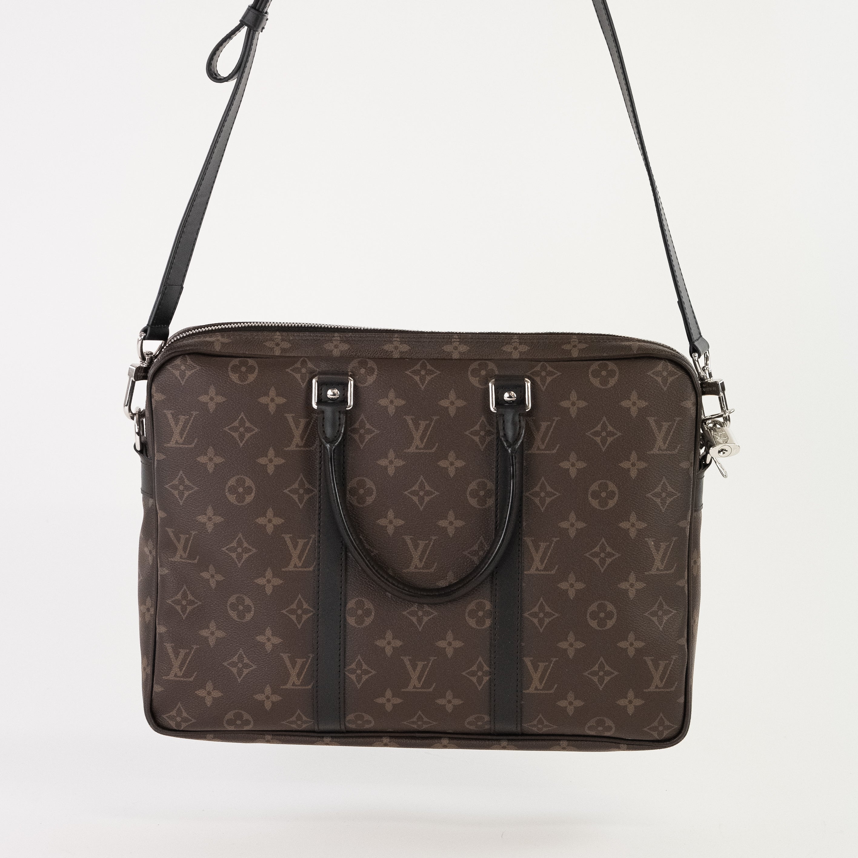 Handla Louis Vuitton Porte Documents Voyage PM Monogram Macassar online | Smidigt och enkelt på nätet - Merchsweden |