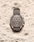 Handla Omega x Swatch Mission on Earth 'Desert' online | Smidigt och enkelt på nätet - Merchsweden |