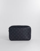 Handla Louis Vuitton Monogram Eclipse Trousse Toilette GM Clutch Bag online | Smidigt och enkelt på nätet - Merchsweden |