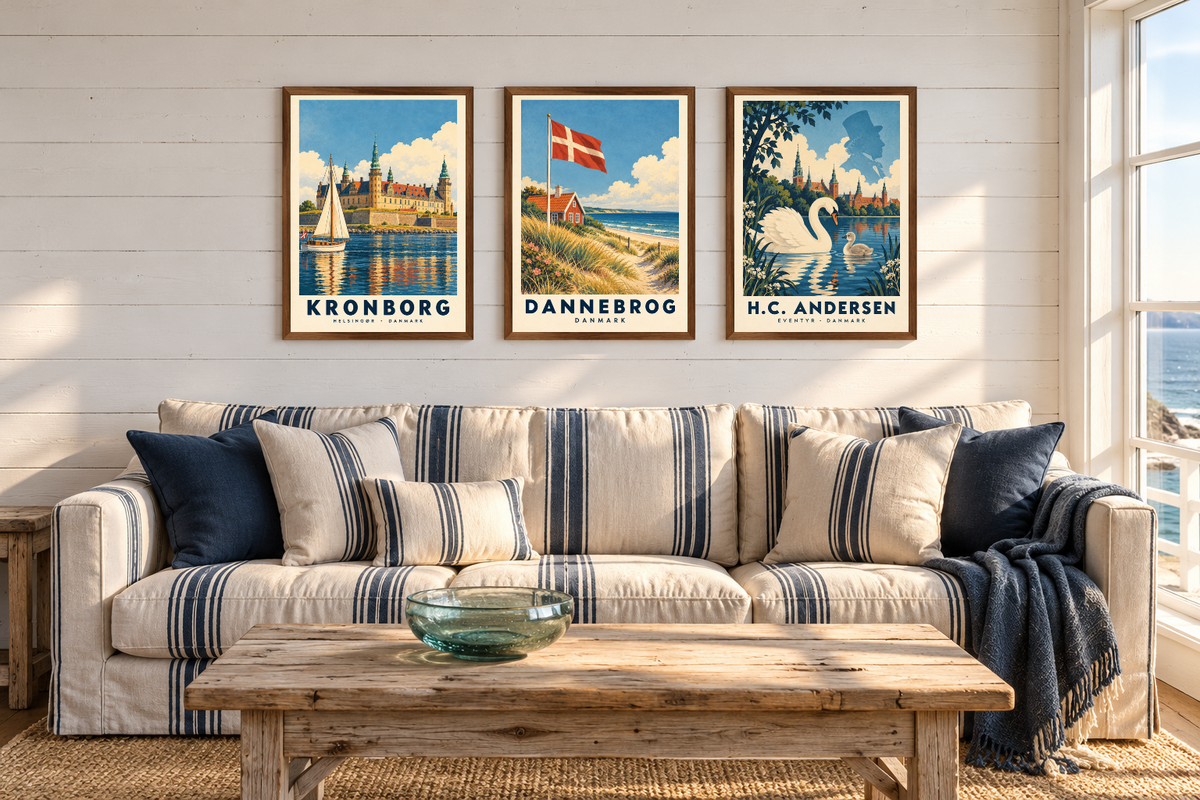 
Posters med Kronborg, Dannebrog og H.C. Andersen over en sofa