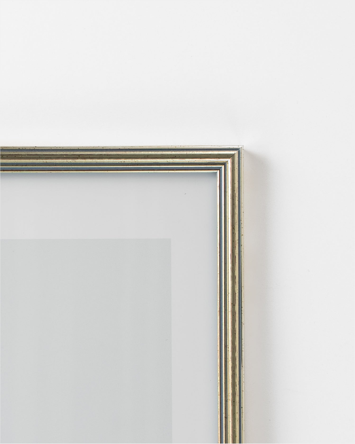 Närbild på hörnet och profilen på klassisk silverram 30x40 cm