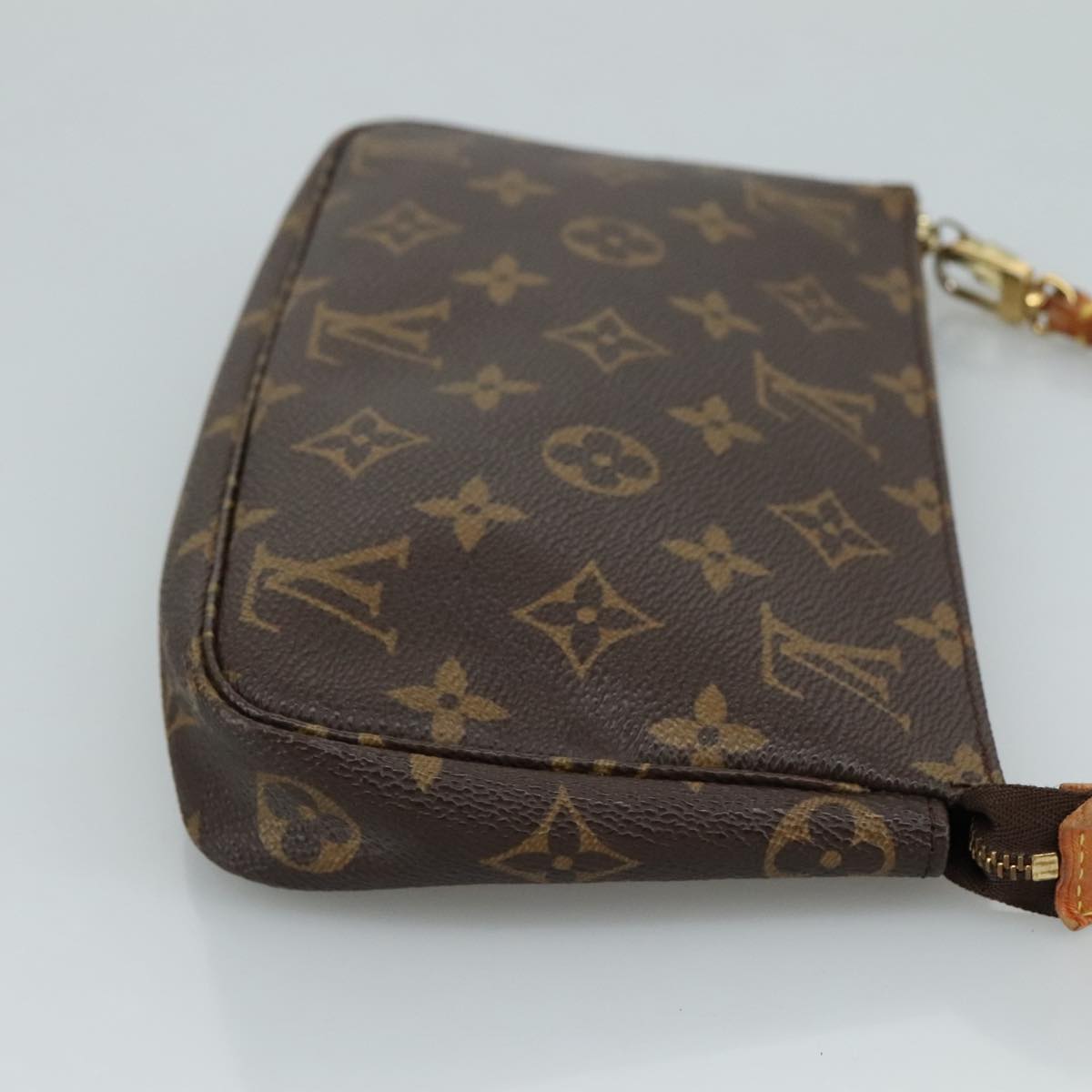 Monogram Pochette -tarvikepussi