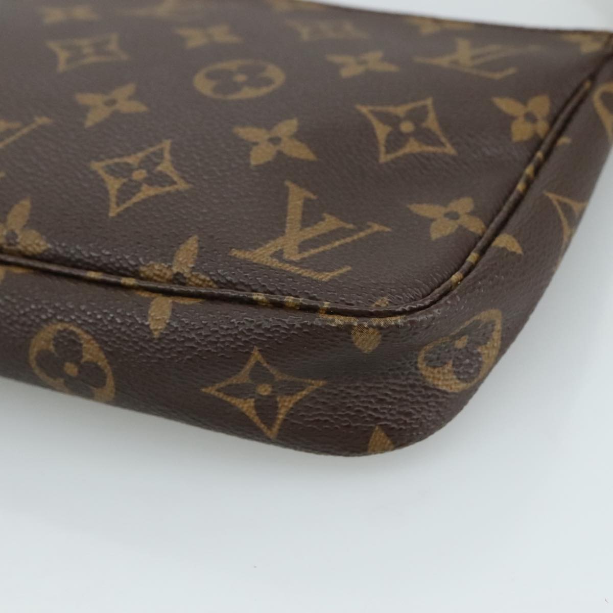 Monogram Pochette -tarvikepussi