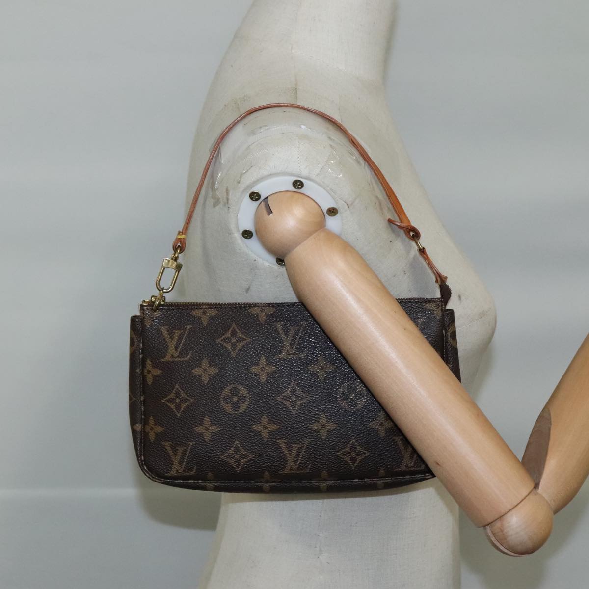 Monogram Pochette -tarvikepussi