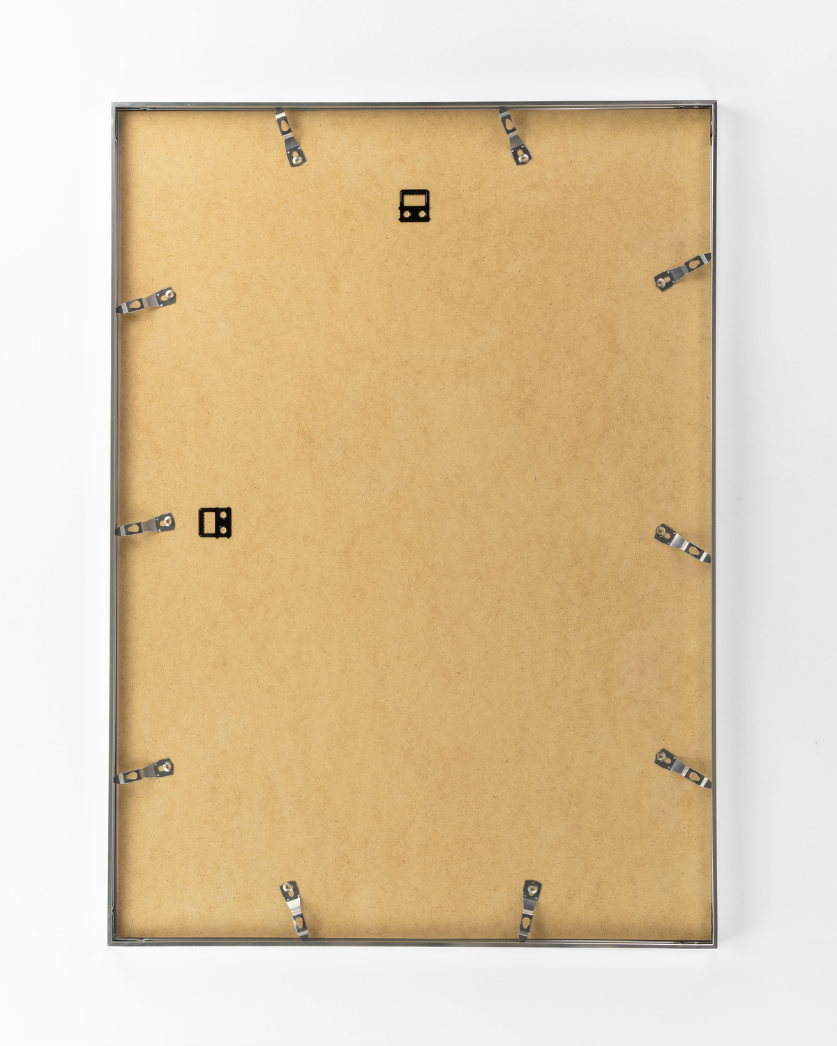 Baksida på silverfärgad aluminiumram 50x70 cm med upphängningsfästen