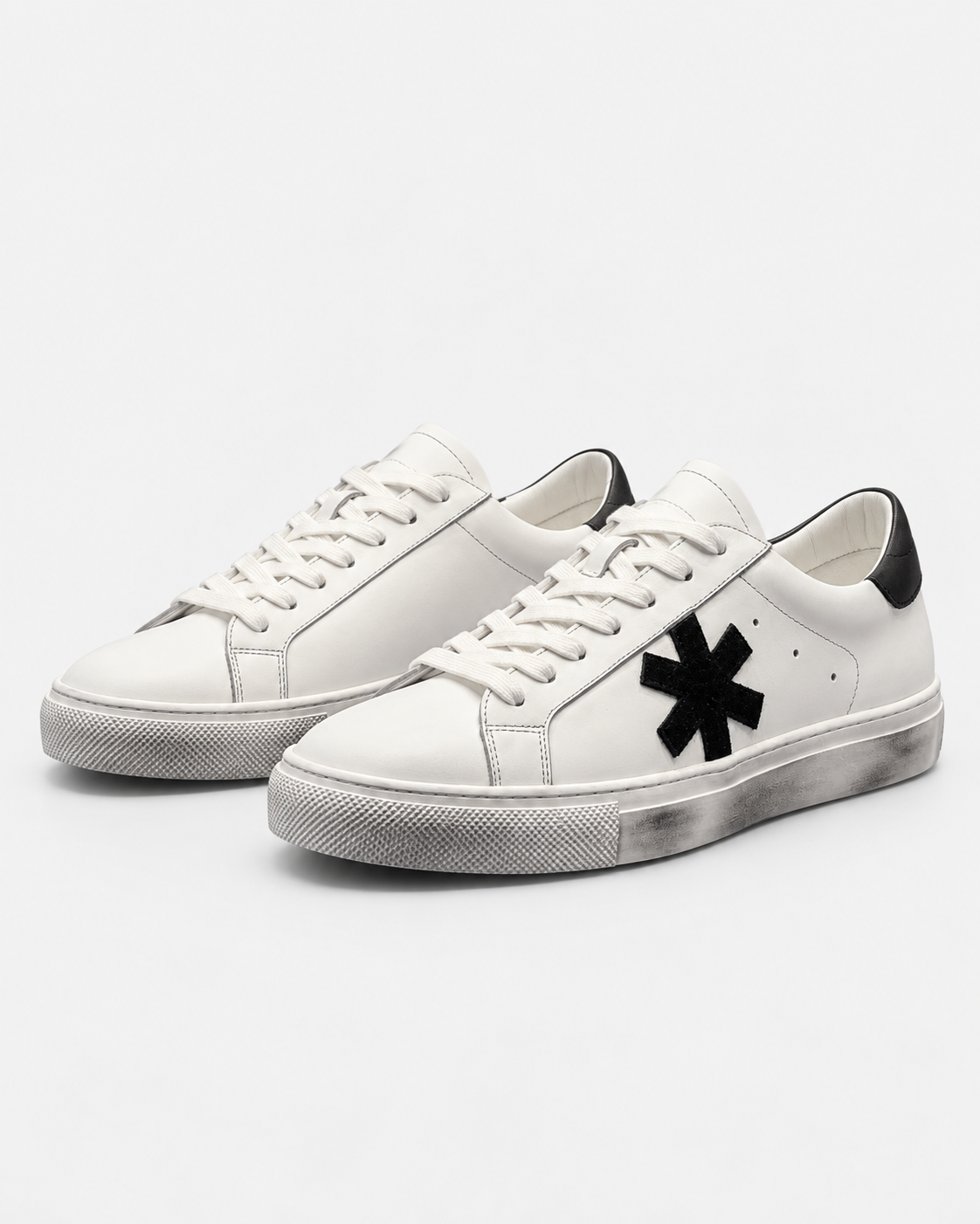 Sundre 01 White Black – ett par sett snett framifrån