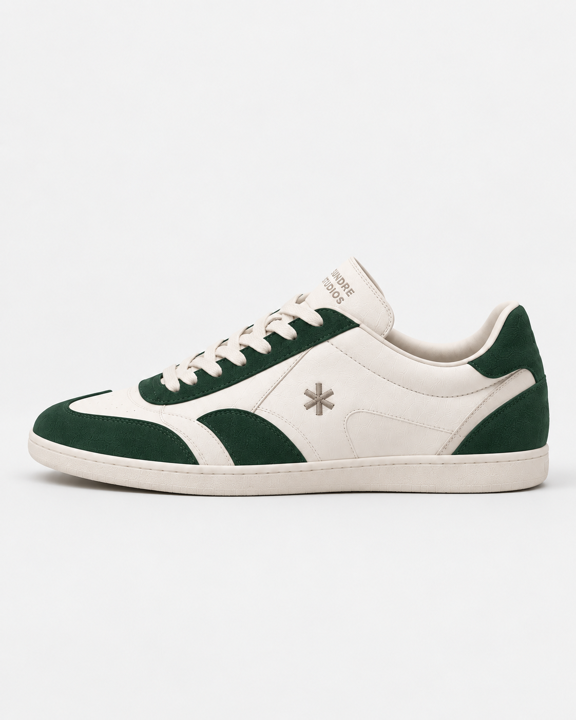 Sundre 02 Green från Sundre Studios – sneakers i vitt och grönt sedda från sidan