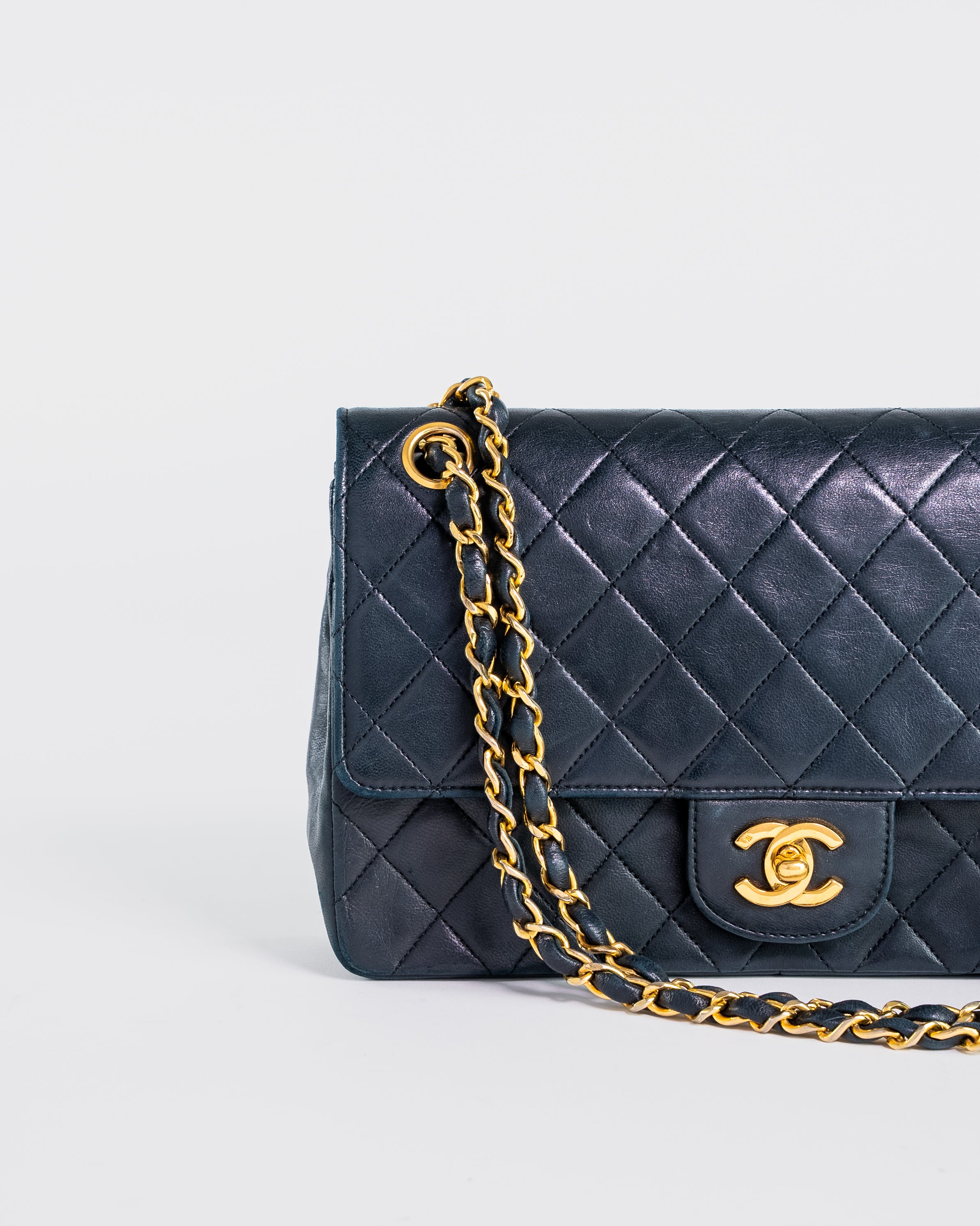 Handla Chanel Classic Matelasse 25 Chain Flap Shoulder Bag Lamb Skin Dark Navy online | Smidigt och enkelt på nätet - Merchsweden |