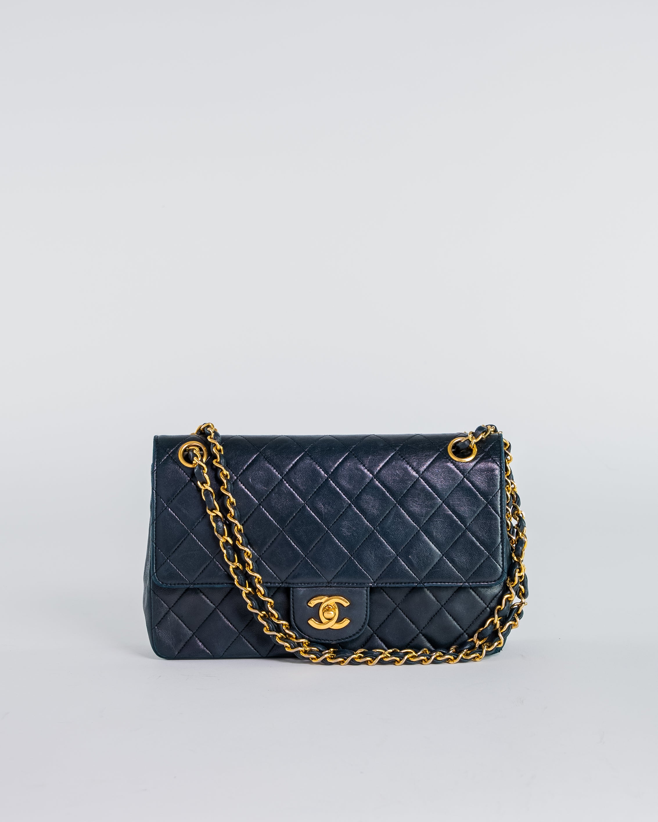 Handla Chanel Classic Matelasse 25 Chain Flap Shoulder Bag Lamb Skin Dark Navy online | Smidigt och enkelt på nätet - Merchsweden |